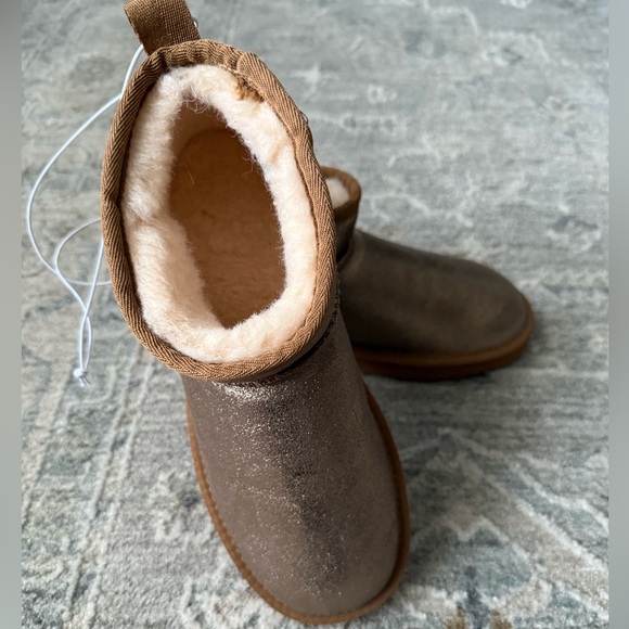 NWT BearPaw Gold Metallic Booties - Picture 7 of 9